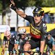 Van Aert sprint naar zege op de Champs-Elysées en wint derde keer in de Tour