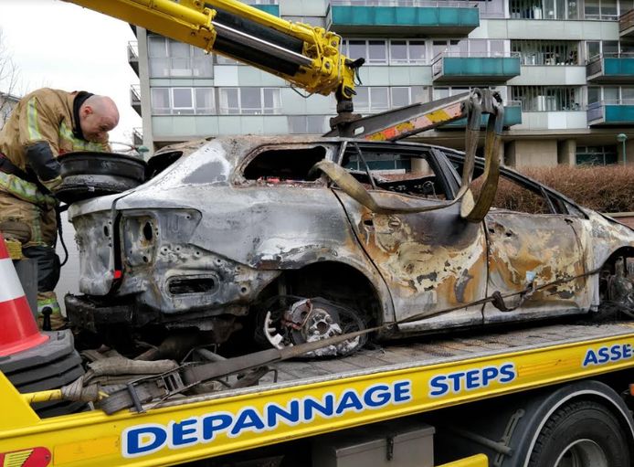 De uitgebrande wagen van de vader in Molenbeek.