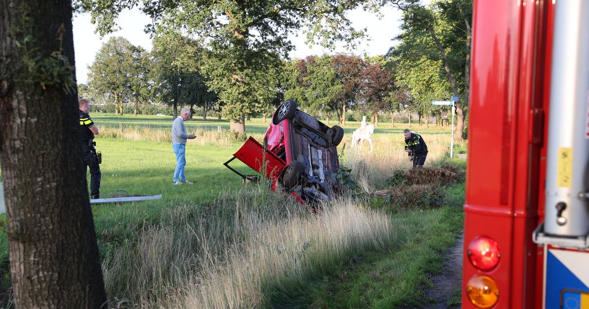 Vrouw gewond na aanrijding in Rijssen: auto belandt op de kop in de sloot.
