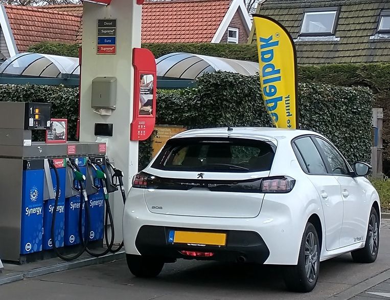 Een auto bij de pomp om benzine te tanken. Waarom geen streefcijfers voor bedrijven als Shell en Esso om een steeds groter deel van hun energie CO2-vrij te maken? Beeld Vincent Dekker