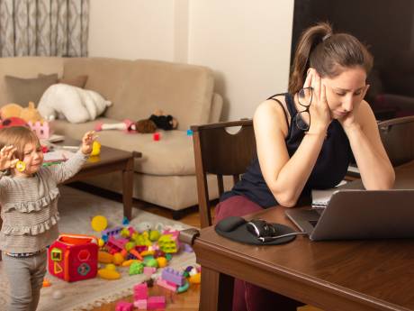 De muren komen op ze af: jonge ouders en eenzame werknemers hebben last van coronacrisis