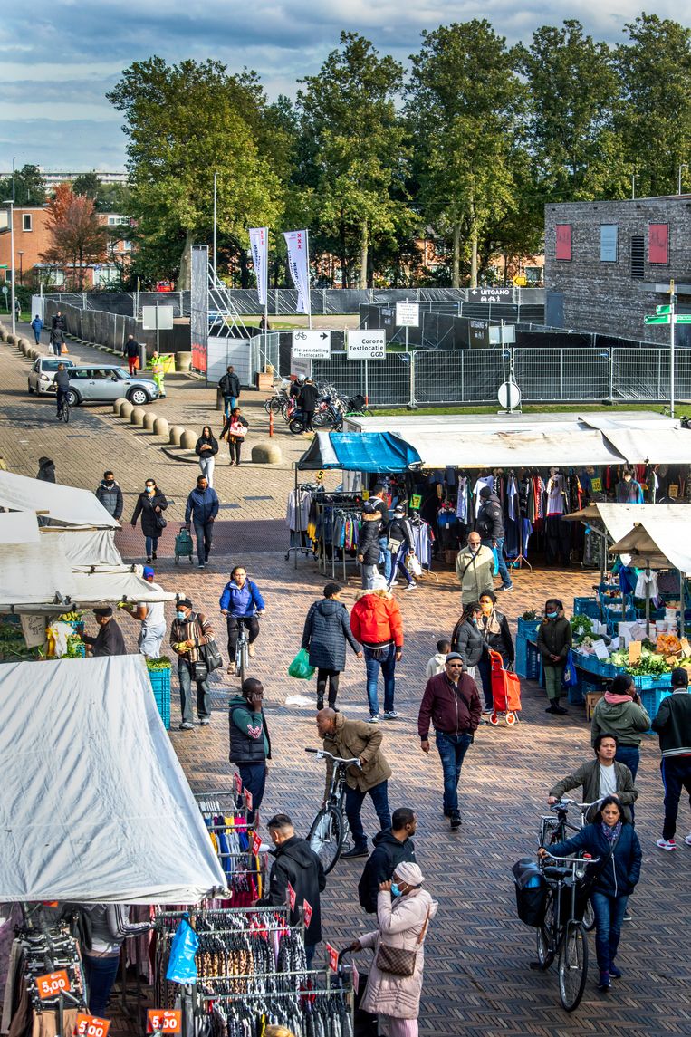 De Bijlmermarkt in Amsterdam, met op de achtergrond de nieuwe coronateststraat van de GGD. Beeld 