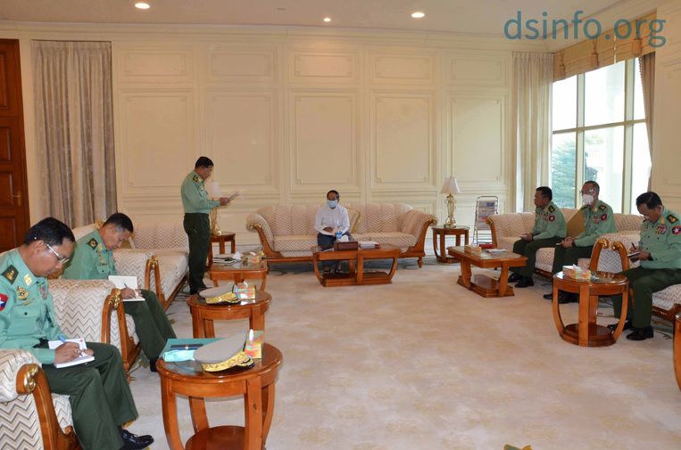 De nieuwe president van Myanmar, Myint Swe (midden) en links van hem staand legerleider Min Aung Hlaingg.  Beeld EPA