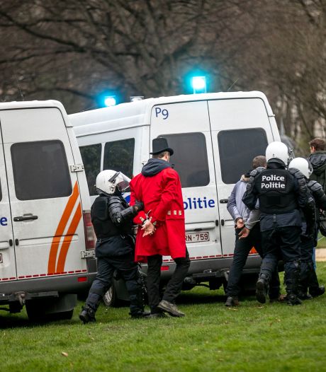 Coronaprotest Brussel loopt uit de hand: meer dan 70 arrestaties en dranghekken naar agenten gegooid