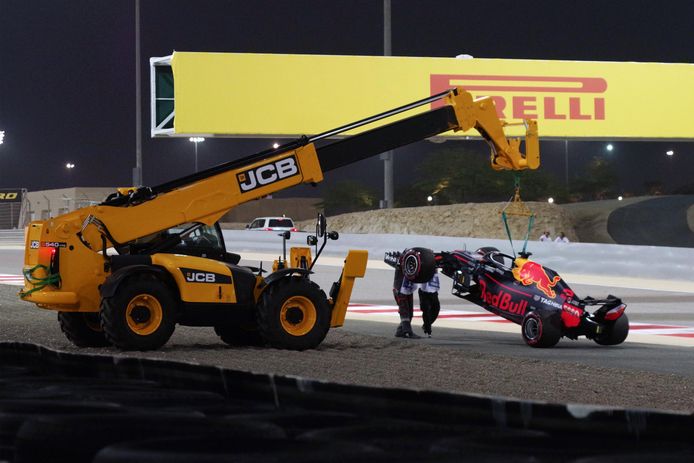 De bolide van Daniel Ricciardo wordt weggesleept.