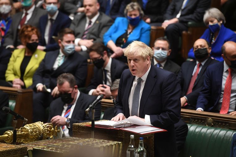 Boris Johnson tijdens het vragenuurtje in het parlement. Beeld via REUTERS