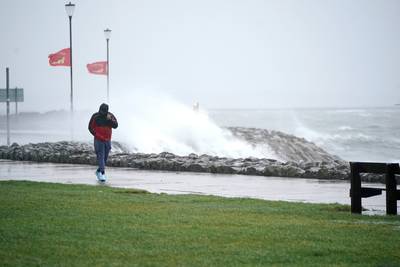 Storm Isha zet duizenden woningen zonder stroom in Ierland