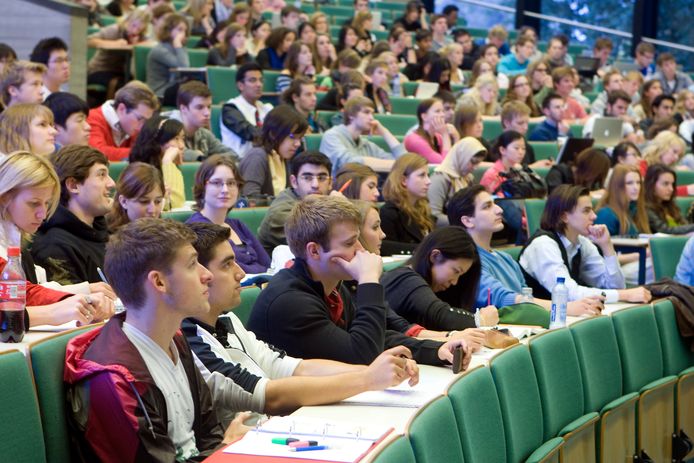 Studenten in een collegezaal van de Erasmus Universiteit.
