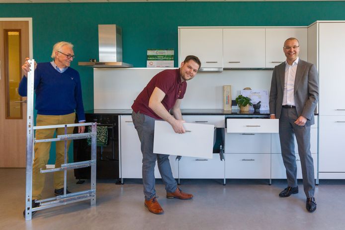 De Helmondse corporatie Woonpartners gaat samenwerken met circulair keukenbouwer Chainable. V.l.n.r. Cees van Nispen en Simon Rombouts van Chainable en Bas Sievers, directeur van Woonpartners.