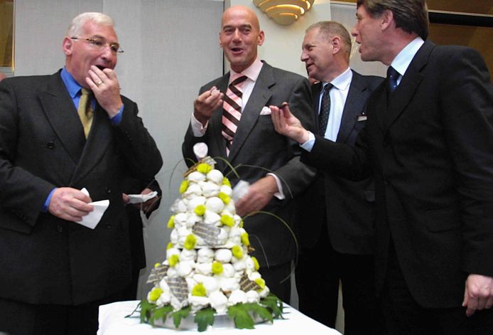 Janssens (links) naast Pim Fortuyn bij de presentatie van het coalitieakkoord in 2002.