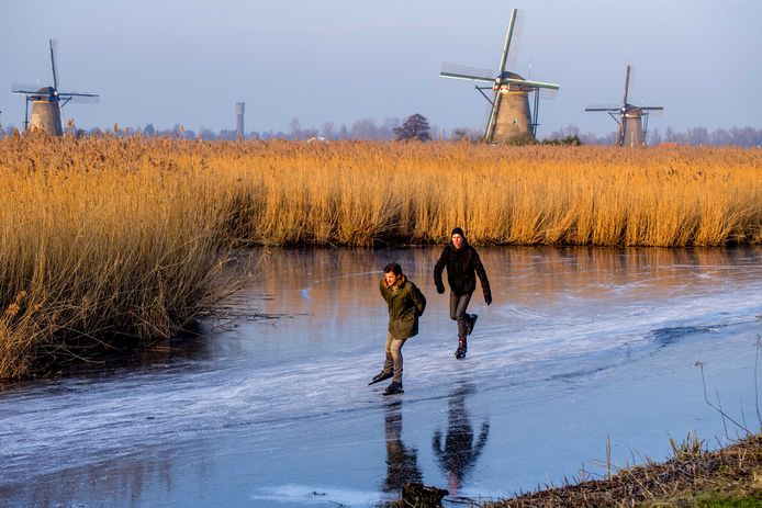 Schaatsliefhebbers maken een tochtje op de vaart in de omgeving van Kinderdijk.