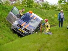 Brandweer moet bestuurder uit benarde positie bevrijden bij eenzijdig ongeval rondweg Voorst