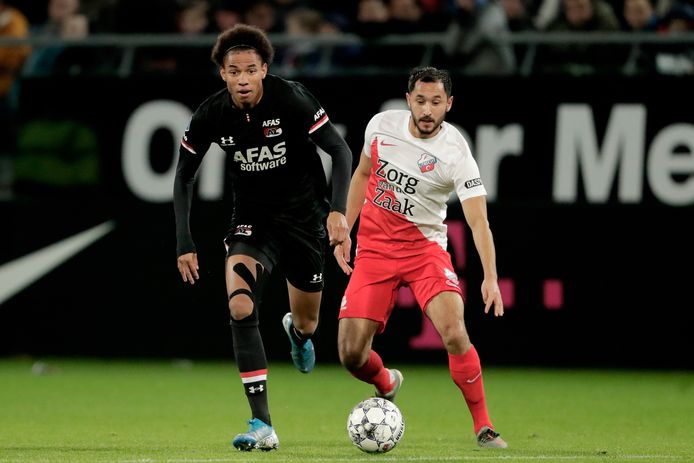 FC Utrecht moet het dit weekend stellen zonder Mark van der Maarel (r), hier in duel met AZ-speler Calvin Stengs.