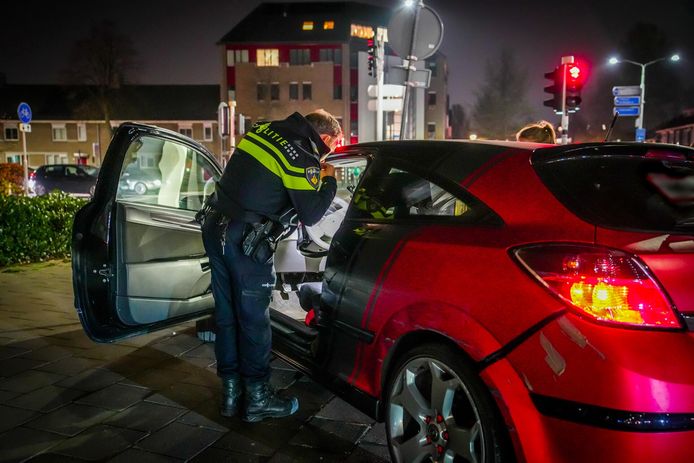 Een man is na een achtervolging in Eindhoven door een politiehond gepakt en aangehouden op de Leenderweg.