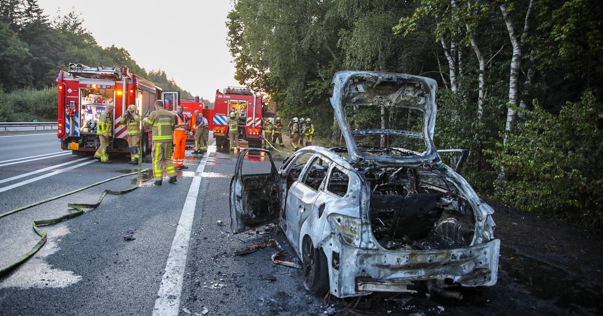 Auto vliegt in brand op A1 bij Hoenderloo: vuur slaat over naar berm - AD