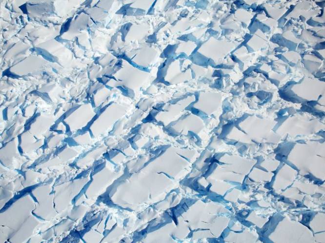 NASA maakt verbluffende foto's van ijskap Antarctica en haar duidelijke barsten