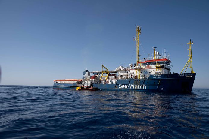 Migrantenschap Sea-Watch 3 in actie voor de kust van Libië.