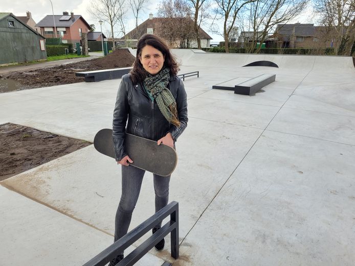 Schepen Pascale Baert op het nieuwe skatepark, inclusief board.