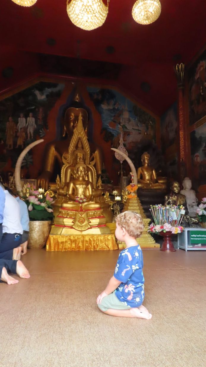 Jesse bij de gouden Boeddha in Thailand.