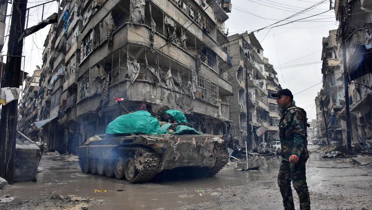 Syrische pro-Assad milities in de wijk Jisr al-Haj tijdens een operatie om de overgebleven wijken in Aleppo in handen van de regering te krijgen. Beeld afp