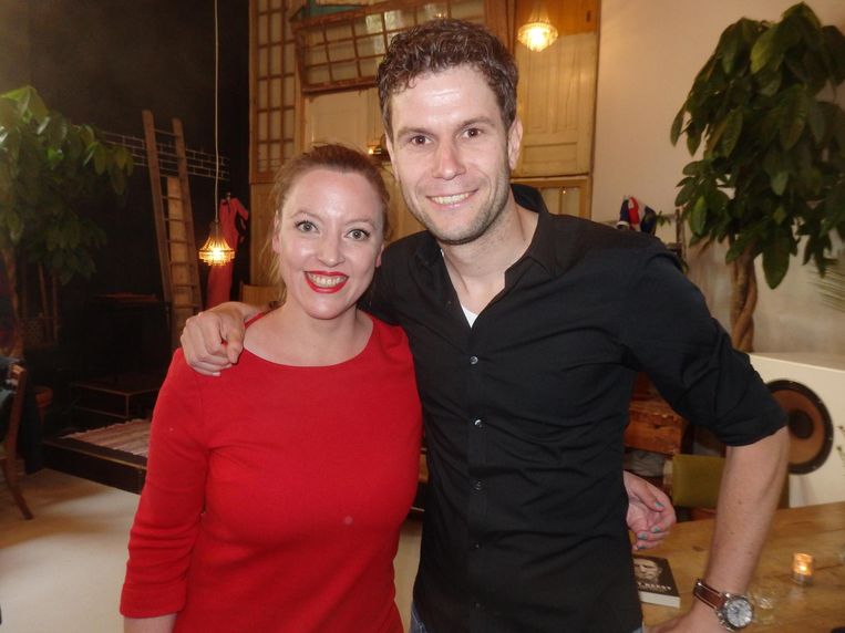 Uitgever Marieke Derksen en auteur Thomas Sijtsma. 'Voor de interviews gingen we eerste twee uurtjes fietsen. Dat praatte daarna makkelijker.' Beeld Schuim