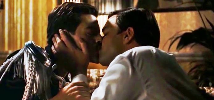 Deze homoseksuele scène is niet te zien in de Chinese versie van 'Bohemian Rhapsody'.