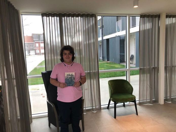Arne D'Hondt met zijn debuutboek dat vanaf vrijdag te koop is