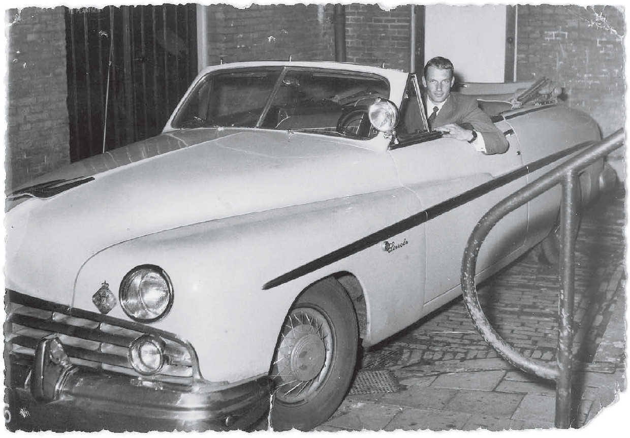 Hein ten Harmsen van der Beek in zijn Lincoln Continental, 1955. Beeld 