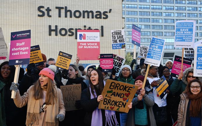 Verplegend personeel protesteert bij het St. Thomas' Hospital in Londen, Engeland. (15/12/22).