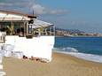 Het gebouw van jachtclub en restaurant Bétulo, op het strand van Badalona. Het complex moet volgende de Spaanse kustwet worden gesloopt.