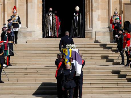 Sobere uitvaart prins Philip brengt Harry en William nader tot elkaar