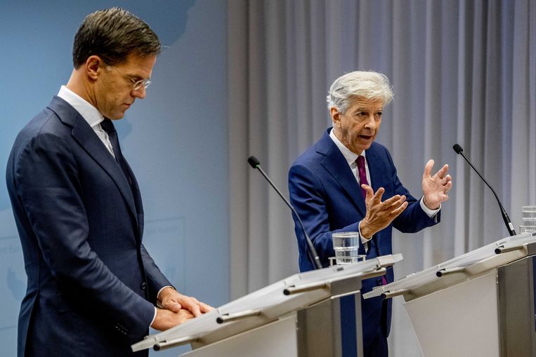 Premier Mark Rutte (L) en minister Ronald Plasterk van Binnenlandse Zaken tijdens een persconferentie op het Ministerie van Veiligheid en Justitie na het crisisberaad over de situatie op Sint-Maarten na orkaan Irma. Beeld anp