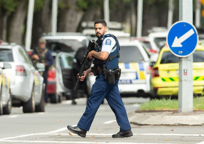 Politie loopt rond bij de Al Noor Moskee in Christchurch.