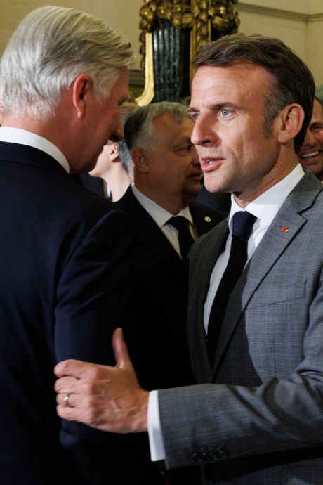 Un président “très tactile”: Emmanuel Macron a un geste déplacé envers le roi Philippe, et c’est une habitude chez lui 