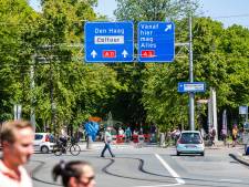Mysterieus bewegwijzeringsbord stuurt automobilist over Lange Voorhout naar niet-bestaande snelweg A11 