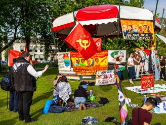 Traditiegetrouw een protest op de Dag van de Arbeid: tientallen demonstranten in Park Lepelenburg