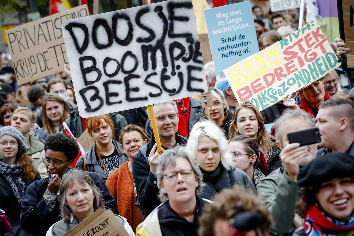 Actievoerders demonstreren in het Afrikaanderpark tegen de aanpak van de wooncrisis door het demissionaire kabinet. De demonstranten willen een radicaal ander woonbeleid.