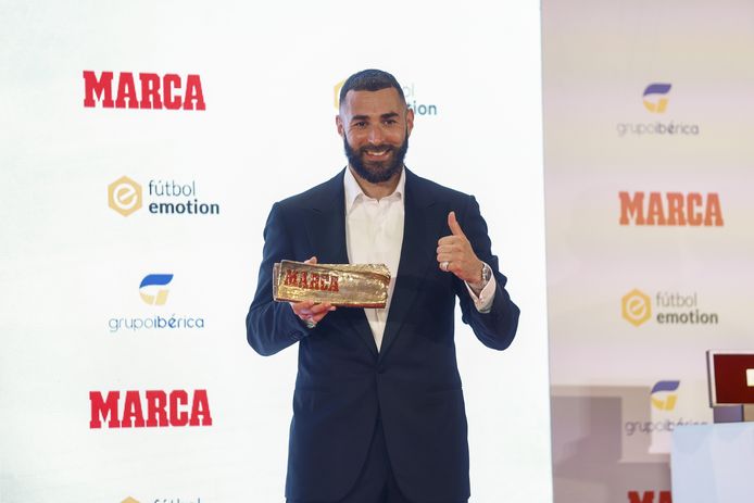 Benzema with the Marca Legend Award.