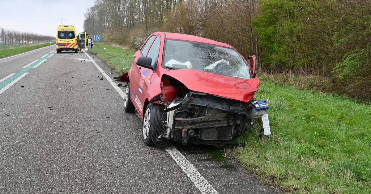 Meerdere gewonden bij frontale botsing in Biddinghuizen.