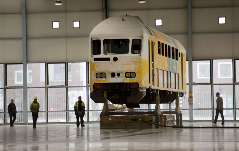 Medewerkers van NedTrain in Haarlem renoveren een dubbeldeksrijtuig. De trein wordt geheel gestript en daarna opnieuw ingericht.  Beeld Robert Vos / ANP