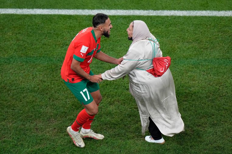 Sofiane Boufal van Marokko danst met zijn moeder na de gewonnen kwartfinale tegen Portugal. Vandenbempt: ‘Je kunt er niet omheen dat Marokko een geweldig verhaal heeft geschreven in Qatar.’ Beeld AP