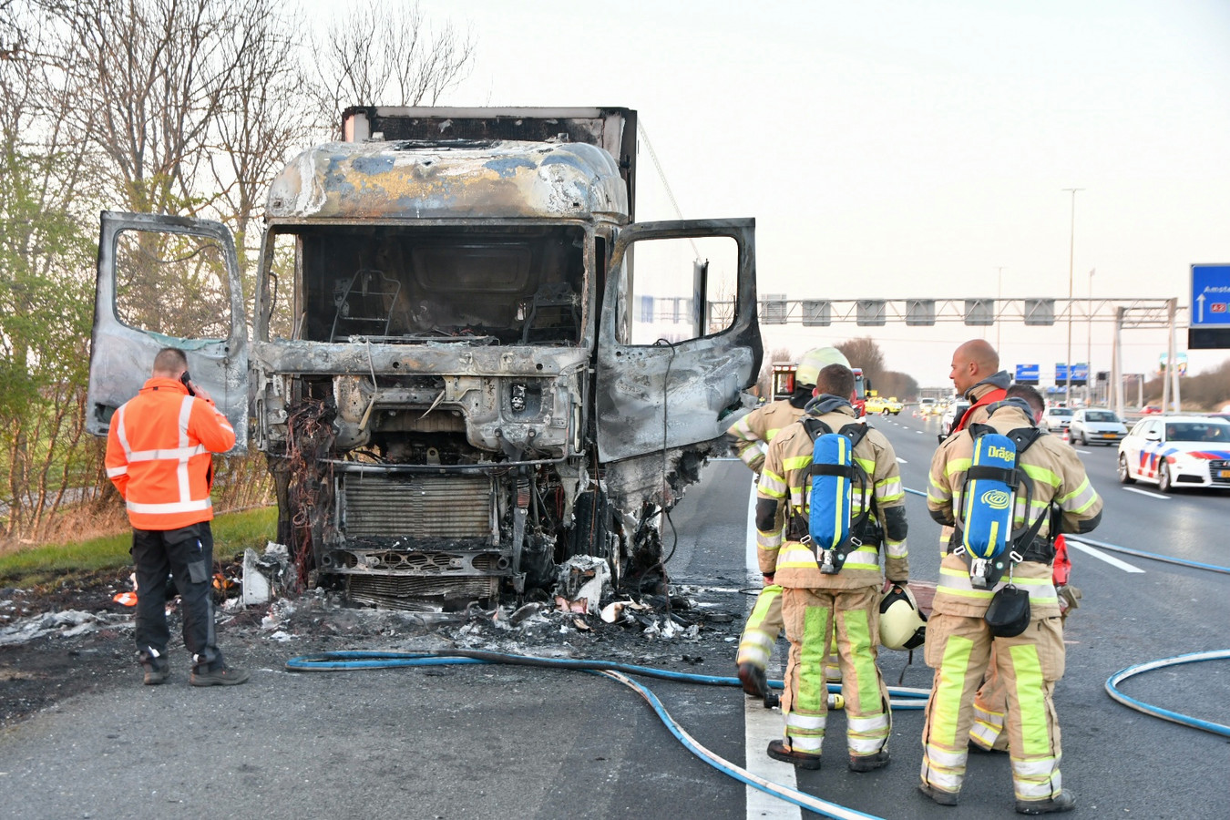 Vrachtwagencabine brandt uit op A2 bij Nieuwegein; twee rijstroken ...