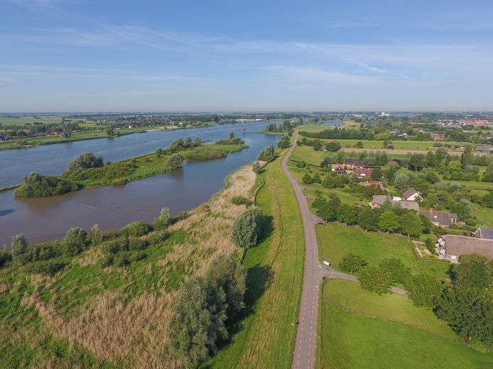De Lekdijk tussen Salmsteke en Schoonhoven.