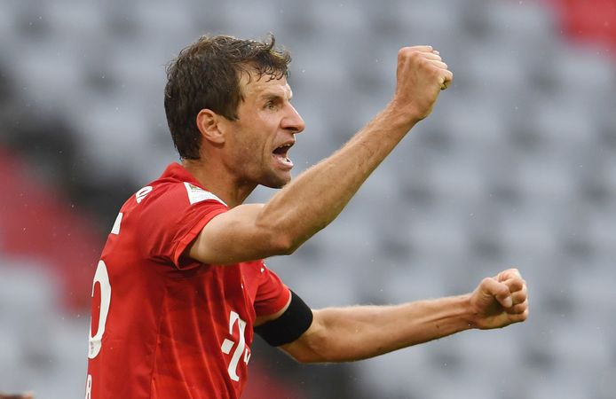 Thomas Müller juicht na zijn goal tegen Eintracht Frankfurt.