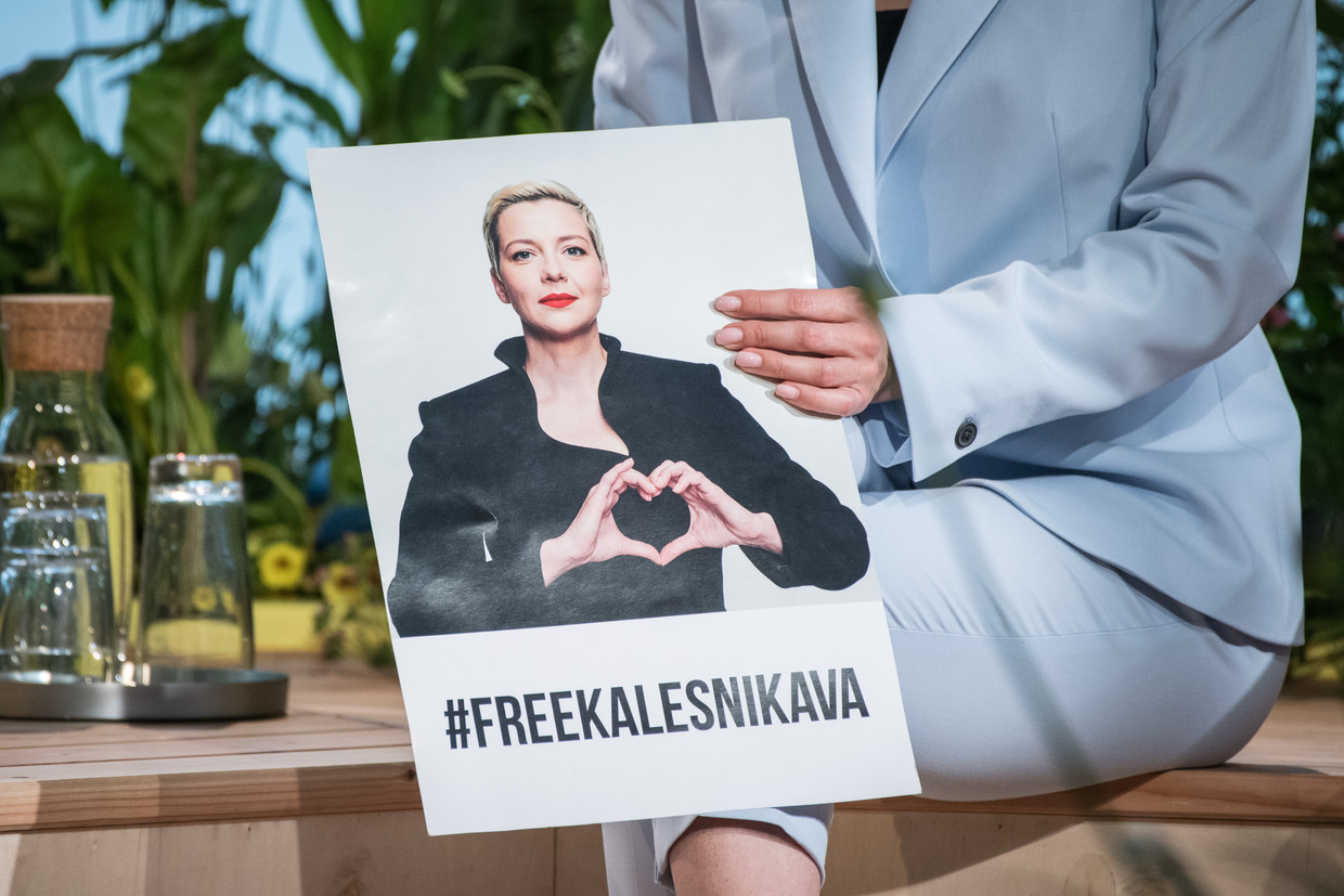 De zus van politiek gevangene Maria Kolesnikova houdt een protestbord met haar beeltenis vast.