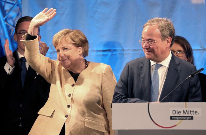 De Duitse bondskanselier Angela Merkel en partijgenoot Armin Laschet, die haar hoopt op te volgen.