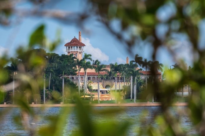Mar-a-Lago, de residentie van Trump in Florida, gezien door magrovebomen.