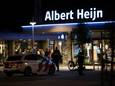 Verdachte Jopie B. werd buiten de Albert Heijn aangehouden nadat agenten twee keer in de lucht schoten
