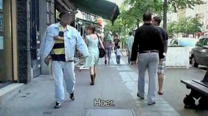 Een beeld uit 'Femme de la rue', de documentaire die Sofie Peeters in 2012 maakte over seksuele intimidatie op straat in Brussel. Ze filmde toen met een verborgen camera hoe ze werd lastiggevallen door mannen die haar naroepen of beledigen.