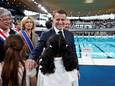 Emmanuel Macron in het olympisch zwembad in Parijs.